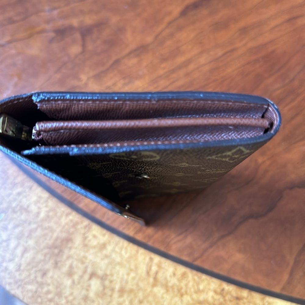 Authentic Pre-Loved Louis Vuitton Monogram Long wallet - Snap closure - zipper - Picture 6 of 9